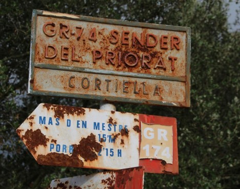 Dialogical hiking: Foot notes about territory, periphery, art and participation-Summer 2012